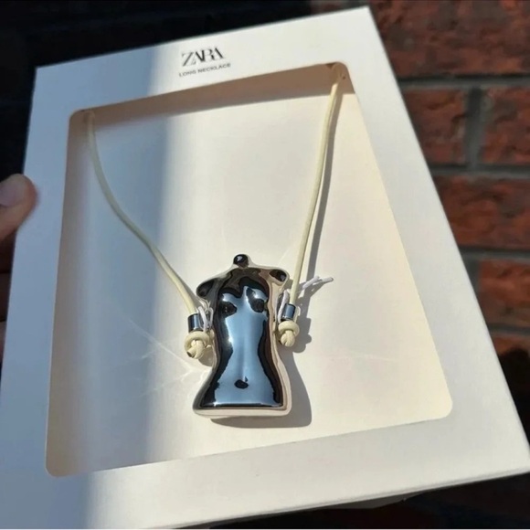 ZARA BUST CHARM NECKLACE - Picture 7 of 9